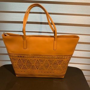 VINCE CAMUTO - RICH AUBURN LILA TOTE